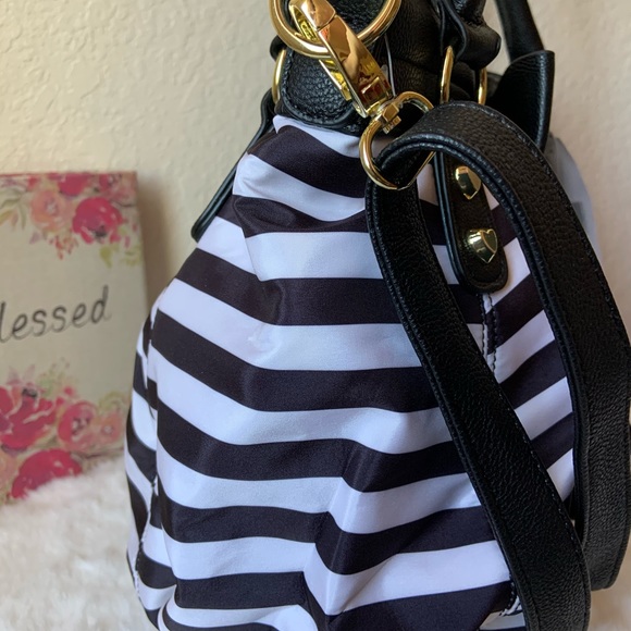 Betsy J satchel - Picture 3 of 10